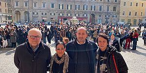 Vimini Murgia Lisotti Perugini in piazza con dietro i ragazzi