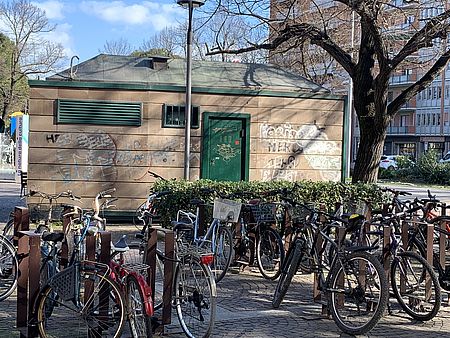 Chiosco piazzale Matteotti con bici abbandonate attorno