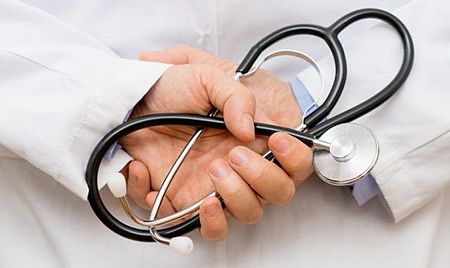 Immagine raffigurante le mani di un medico con stetoscopio