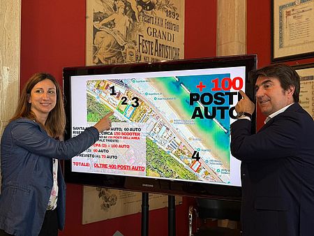 Mengucci Biancani con manifesto parcheggi