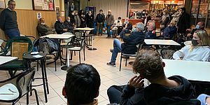 Ricci con persone in sala con bancone e tavolini