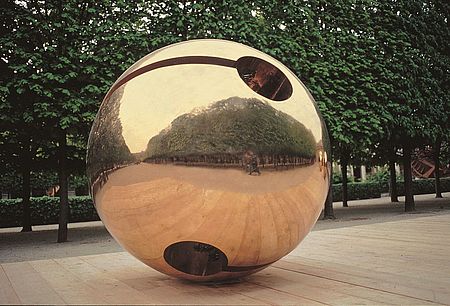 Arnaldo Pomodoro, Rotante massimo, IV (1969-1970). Jardins du Palais Royal, Parigi, 2002. Foto Ermanno Casasco, Courtesy Fondazione Arnaldo Pomodoro.