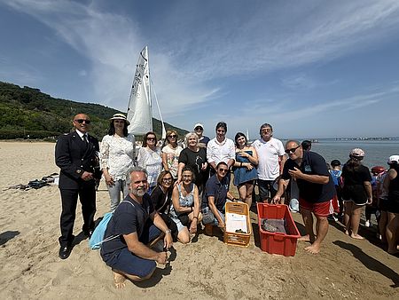 La tartaruga “Cinzia” torna in mare grazie a Viola, figlia della volontaria della Fondazione Cetacea scomparsa a marzo Autorità con Tartaruga Cinzia