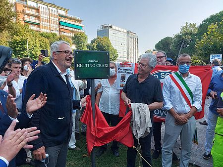 Martelli Bobo Craxi Ricci ed altri davanti la targa di Bettino Craxi