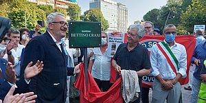 Martelli Bobo Craxi Ricci ed altri davanti la targa di Bettino Craxi