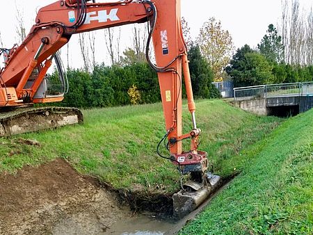 Ruspa che pulisce un fosso