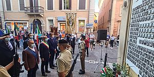 Autorità schierate davanti la lapide dei caduti