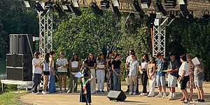 Murgia con ragazzi premiati sul palco