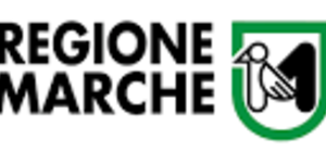logo Regione Marche con scritta nera a sinistra ed a destra logo verde e nero 