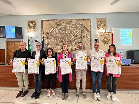 da sinistra: Claudio Salvi (CNA), Paolo Costantini (APA Hotels) Francesca Frenquellucci (assessora), Silvana Della Fornace (Confartigianato), Matteo Merlini (res. marketing RivieraBanca), Matteo Ricci (sindaco), Valentina Tonelli (Confcommercio)