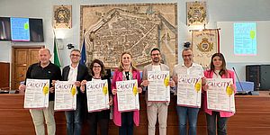 da sinistra: Claudio Salvi (CNA), Paolo Costantini (APA Hotels) Francesca Frenquellucci (assessora), Silvana Della Fornace (Confartigianato), Matteo Merlini (res. marketing RivieraBanca), Matteo Ricci (sindaco), Valentina Tonelli (Confcommercio)