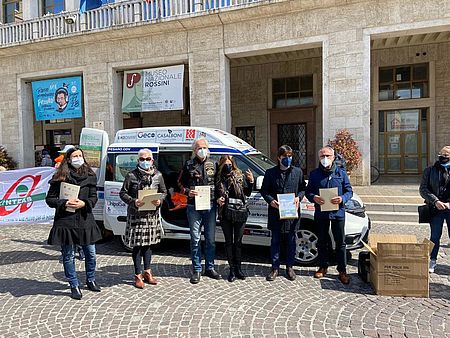 Mengucci Biancani ed altri davanti al furgoncino Anteas