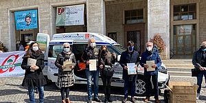 Mengucci Biancani ed altri davanti al furgoncino Anteas