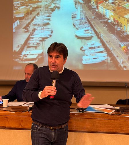 Stati Generali della Cultura e del Turismo, Biancani: «Il 2025 è stato l’anno in cui abbiamo attivato novità sulla programmazione e promozione della città, grazie ad Auditorium e Vitrifrigo abbiamo incrementato gli eventi fuori stagione» Biancani con dietro immagine del porto