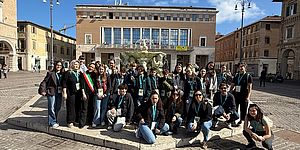 Murgia con studenti