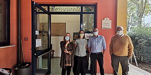 Ricci Belloni Ceccarelli Insegnante davanti porta del Grillo Parlante