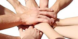 Mani che si uniscono