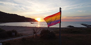 bandiera della pace a baia flaminia