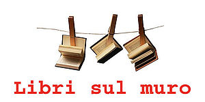 Immagine di tre libri appesi