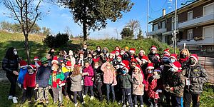 il sindaco e l'assessora Ceccarelli con gli alunni di Santa Veneranda