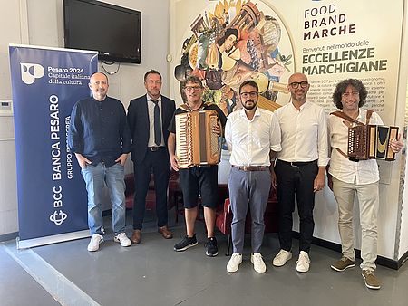 Daniele Vimini vicesindaco e assessore alla Cultura del Comune di Pesaro, Davide Caporaletti assessore al turismo del Comune di Mondolfo, il fisarmonicista Giacomo Rotatori, Nicola Barbieri sindaco di Mondolfo, Even  Mattioli consigliere comunale di Mondolfo con delega alla cultura, Roberto Lucanero direttore artistico del festival