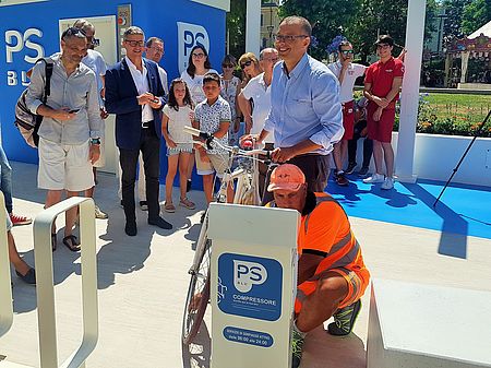 Matteo Ricci inaugura i nuovi bagni pubblici attrezzati in viale Zara