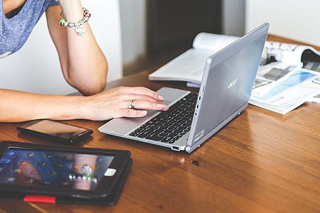 mani che lavorano al computer