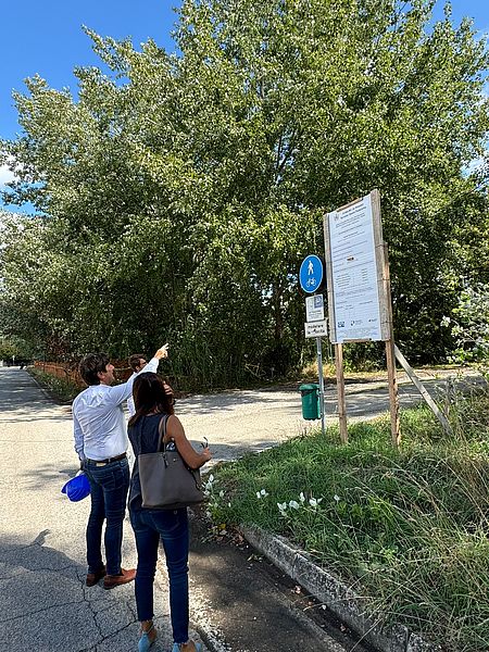 Biancani Della Dora davanti al cartello dei lavori