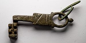 ph. Luigi Angelucci. Chiave esposta all'Antiquarium di Colombaroneu