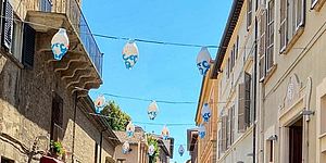 Lanterne appese in via Rossini