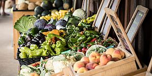 cassette con verdure al mercato