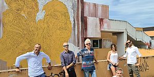 Ricci ed altri davanti al murales