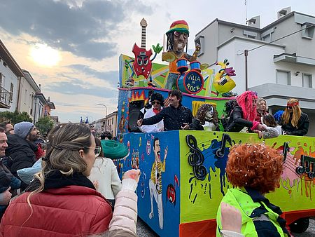 Il sindaco Biancani al Carnevale di Villa Fastiggi