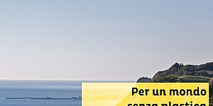 Collina verde con mare