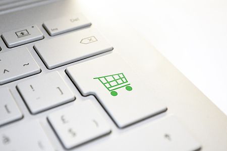 tastiera computer e carrello della spesa