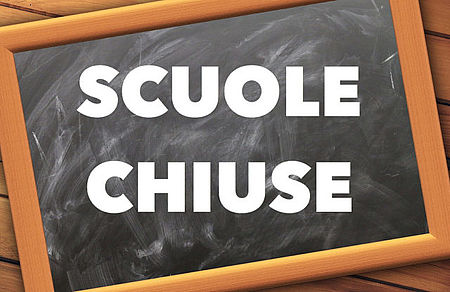 Lavagna con scuole chiuse
