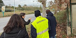 Biancani e tecnici che segnano percorso ciclabile