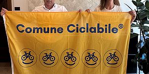 Biancani Mengucci con bandiera Comuni Riciclabili