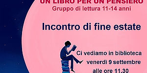 particolare della locandina raffigurante un ragazzo che legge seduto su una pila di libri