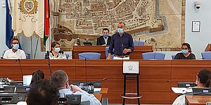 sindaco in sala consiglio comunale