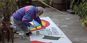 Persona accovacciata che sta disegnando