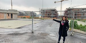 L'assessora alla Rapidità Mila Della Dora davanti al cantiere destinato all'housing sociale di Villa Ceccolini