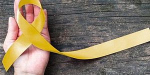 Mano con fiocco giallo