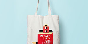 Borsa della spesa con scritto "Pesaro Città che legge"