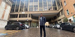 Pozzi davanti al palazzo che sarà "Casa delle tecnologie"