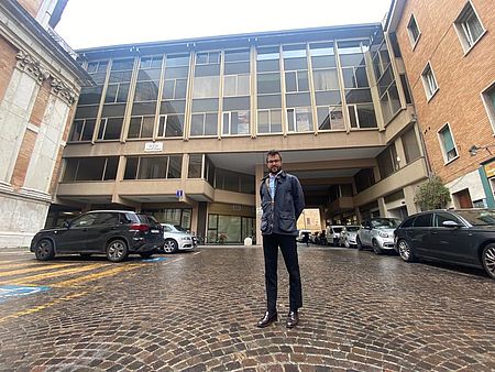 Pozzi davanti al palazzo che sarà "Casa delle tecnologie"