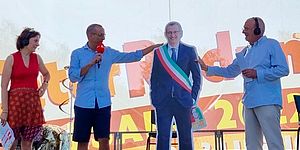 Ricci con suo cartonato e organizzatori di Caterauduno