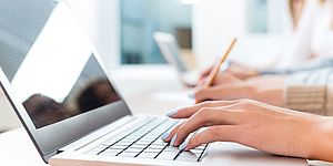 Mani che stanno usando un pc portatile