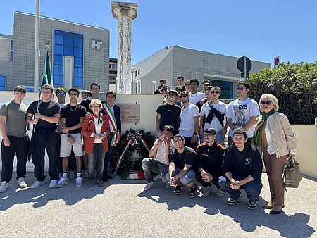 Biancani con ragazzi al monumento dei tre Martiri