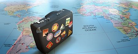 Imagine di una valigia coperta di etichette paesi del mondo 